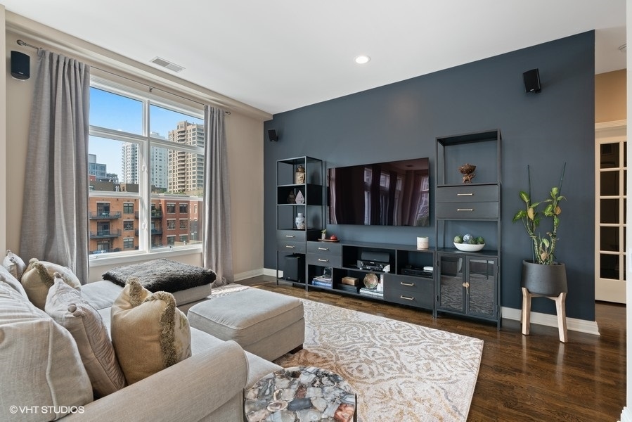 330 N CLINTON Street 605