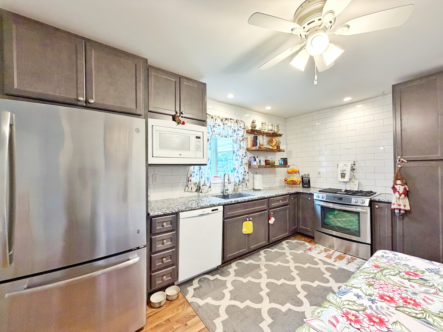 320 W Donovan Avenue