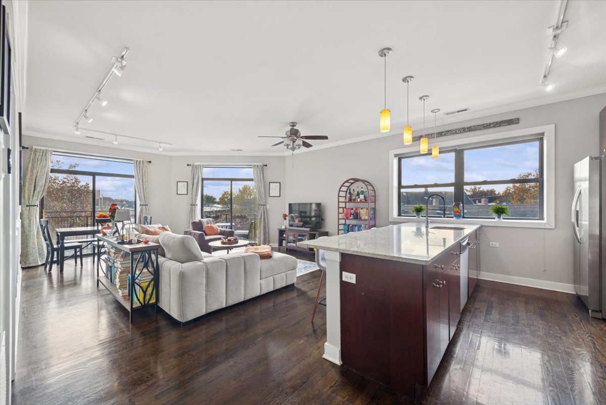 3028 W Roscoe Street 306