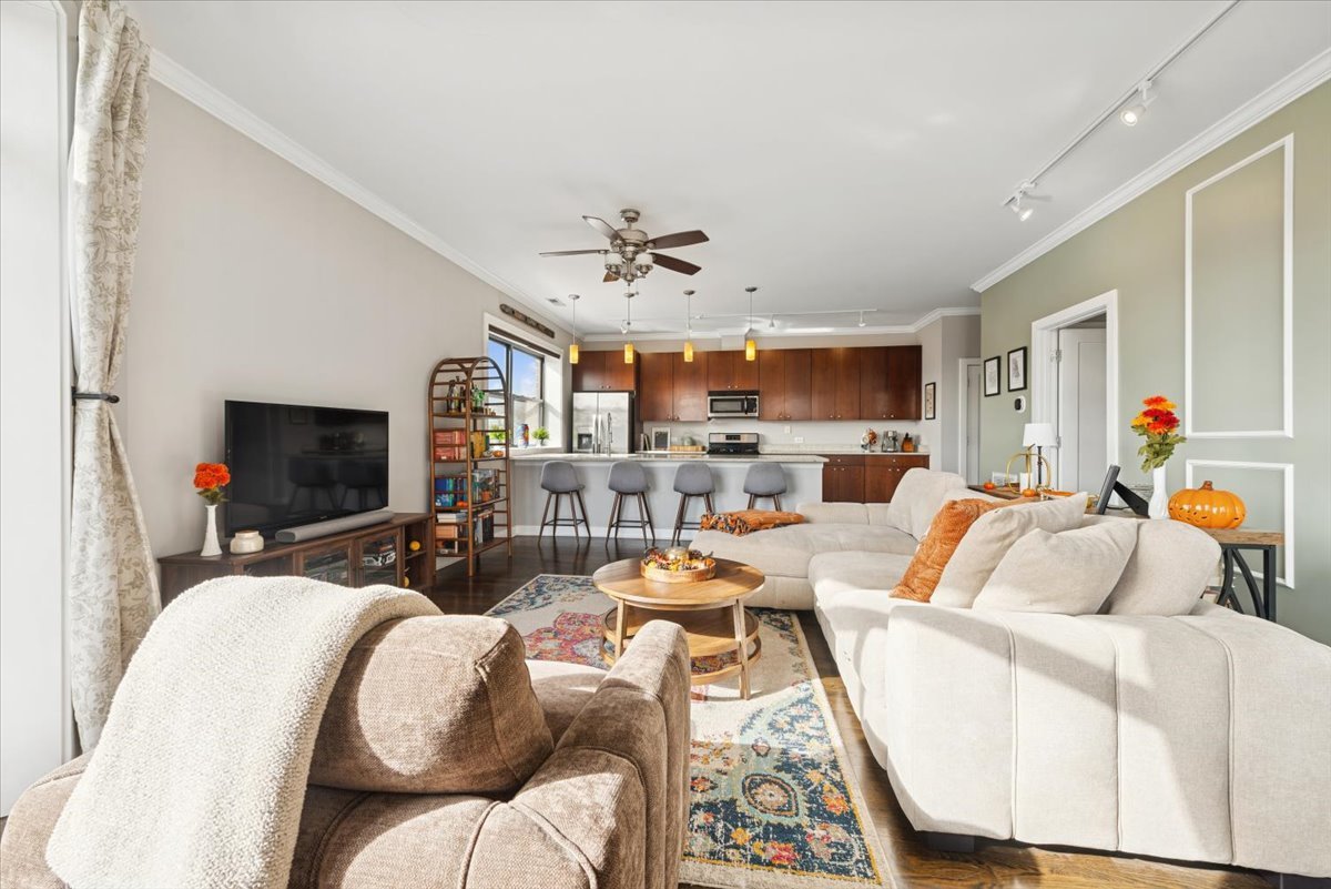 3028 W Roscoe Street 306