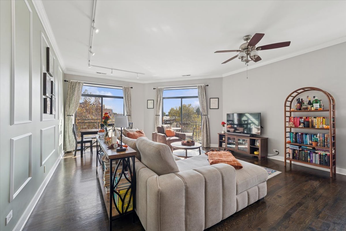 3028 W Roscoe Street 306