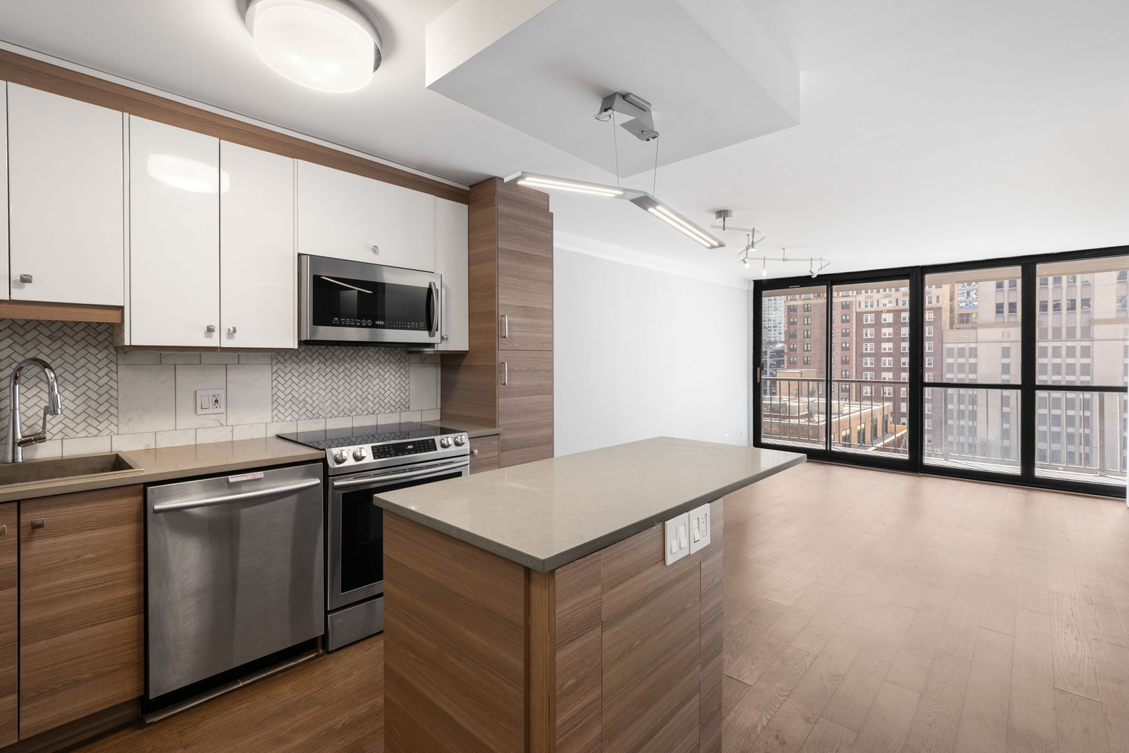 10 E Ontario Street 904