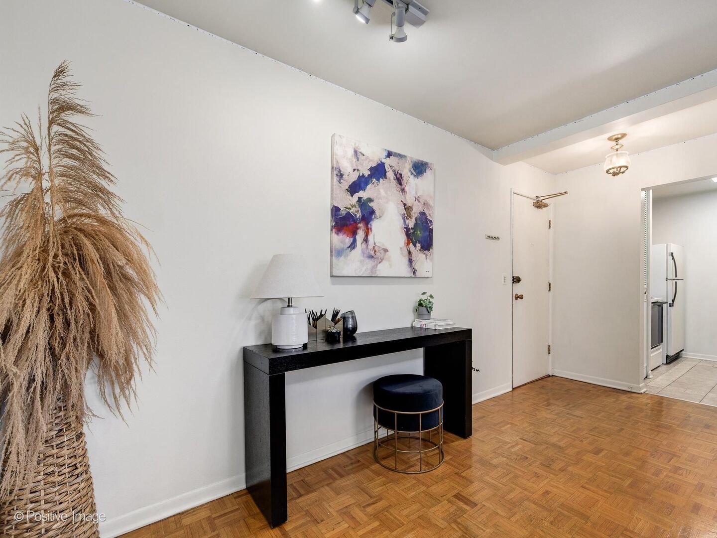 420 W Aldine Avenue 225