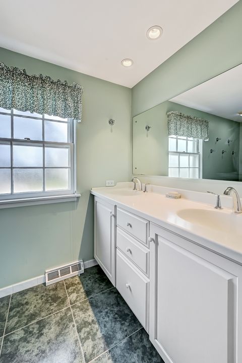 Tiny photo for 629 Courtland Circle, Western Springs, IL 60558 (MLS # 12596266)