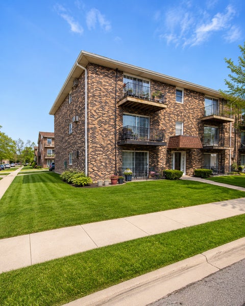 Tiny photo for 7101 Oconnell Drive #2C, Chicago Ridge, IL 60415 (MLS # 12753062)