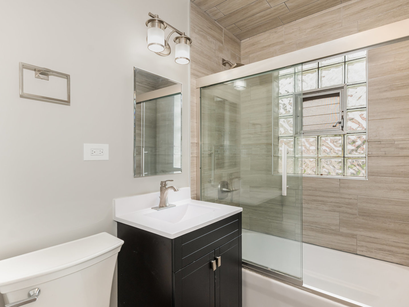 Chicago, Illinois 60638, United States, 3 Bedrooms Bedrooms, ,1 BathroomBathrooms,Residential,Active,243301