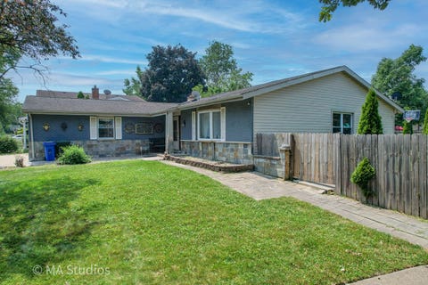 Tiny photo for 1100 S Cherrywood Drive S, Mount Prospect, IL 60056 (MLS # 12703919)