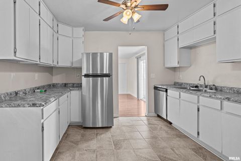 Tiny photo for 3438 TAYLOR Street, Davenport, IA 52806 (MLS # QC4270107)