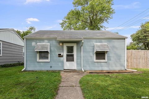 Photo of 3438 TAYLOR Street, Davenport, IA 52806 (MLS # QC4270107)