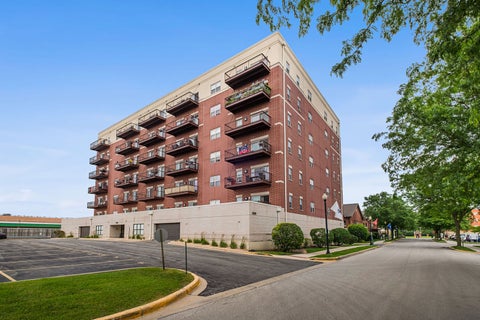 Photo of 1650 Riverwoods Drive #402, Melrose Park, IL 60160 (MLS # 12688389)