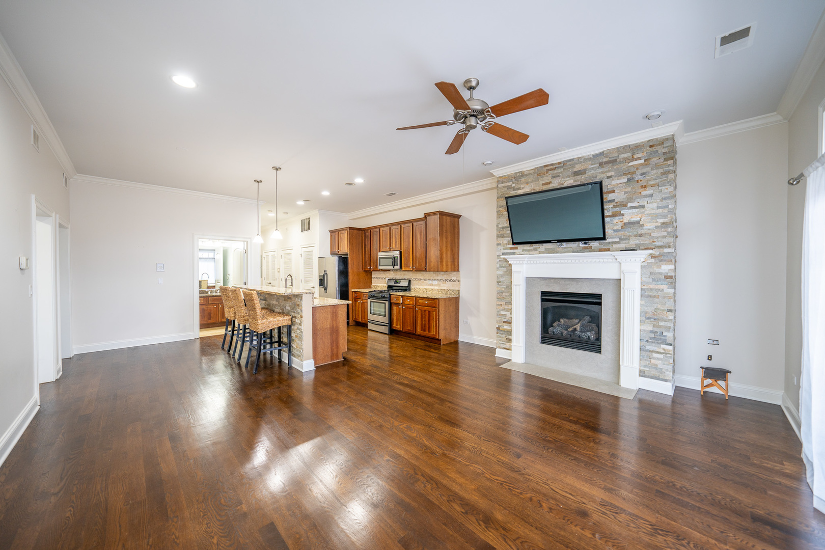 4141 N Kedzie Avenue 201