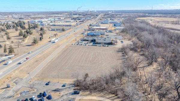 2726 LINCOLN WAY, CLINTON, IA 52732 - Image df3de1a3dfeb4ba1c8faf9c15b46541d/1536377788