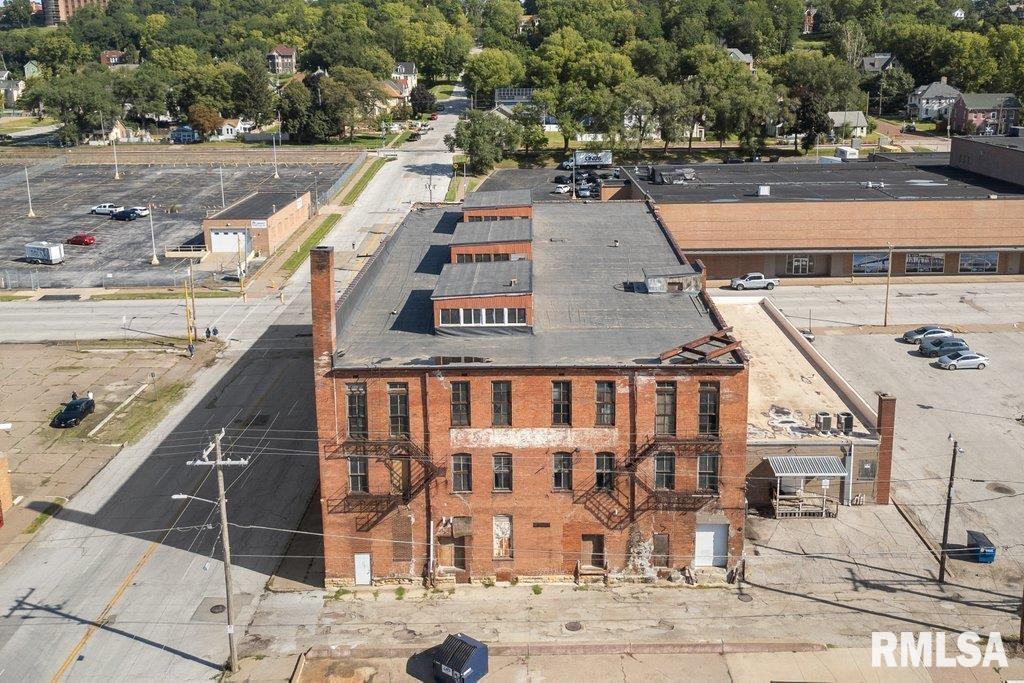 825 W 4TH Street