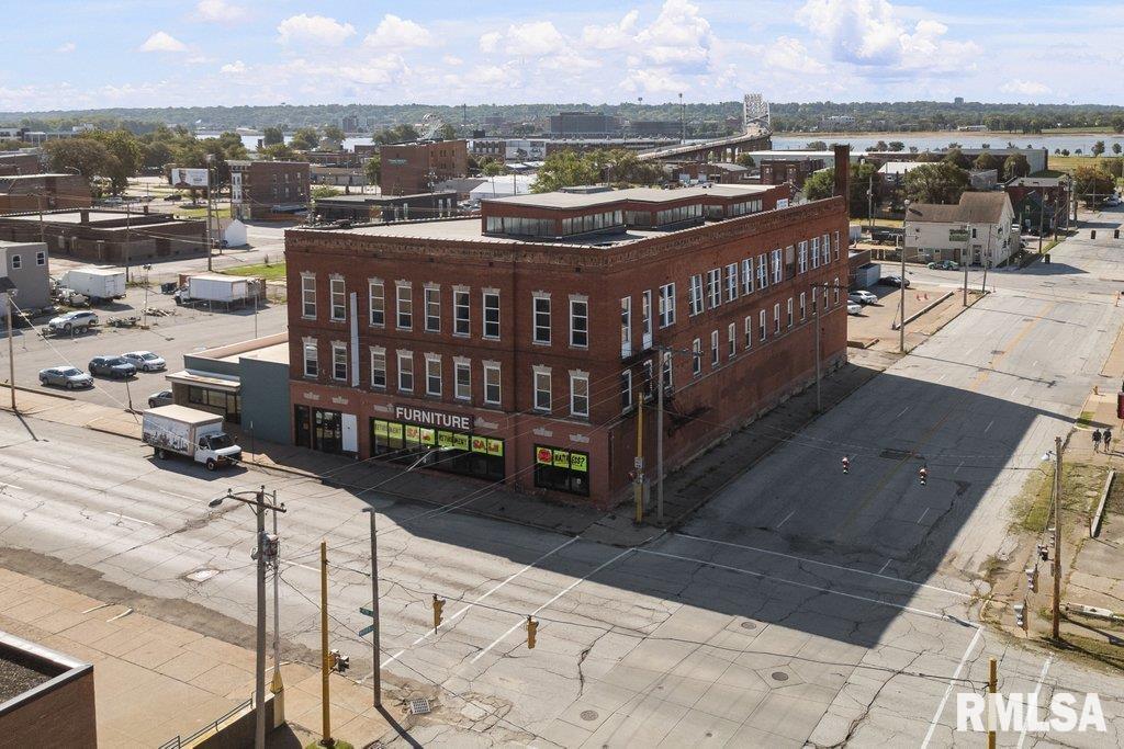 825 W 4TH Street