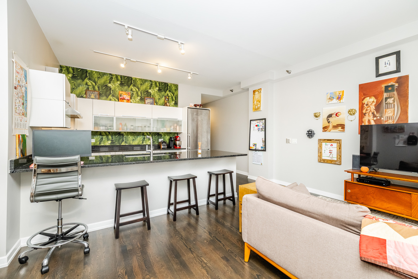 6 N MICHIGAN Avenue 906