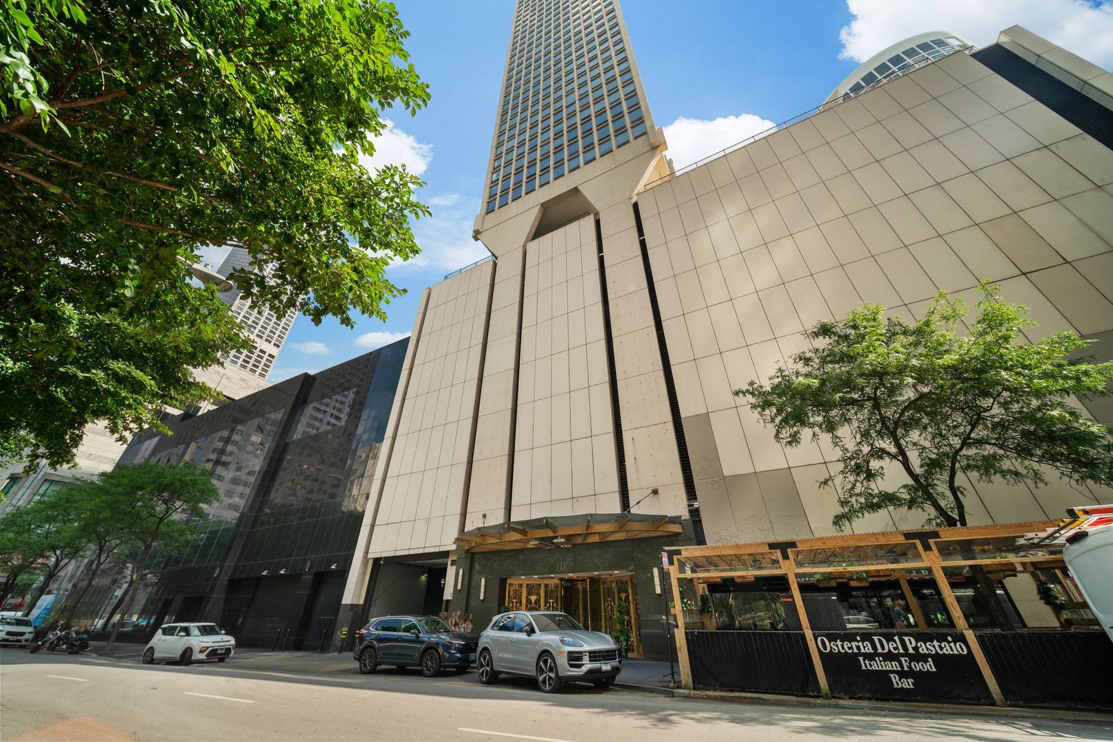 111 E Chestnut Street 30G