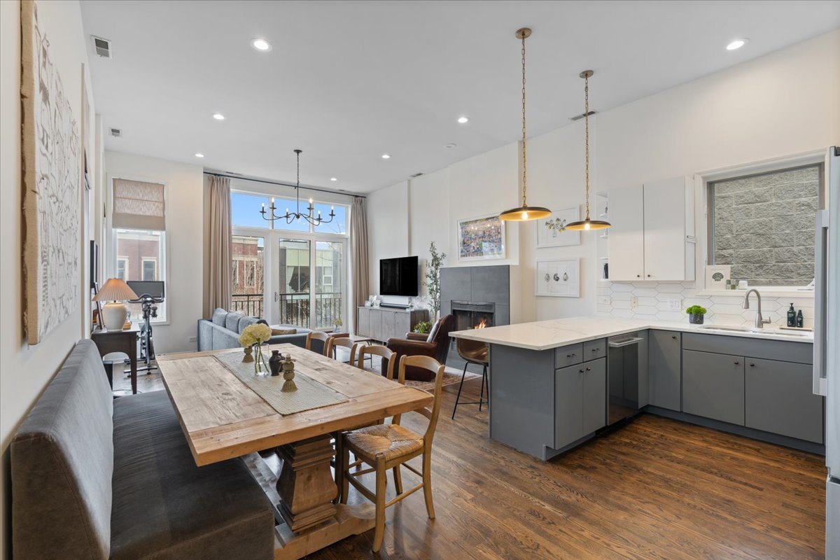 1025 N Hermitage Avenue 3