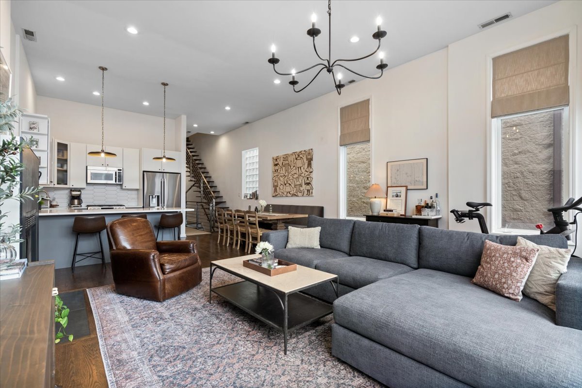 1025 N Hermitage Avenue 3