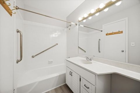 Tiny photo for 948 E Old Willow Road #204, Prospect Heights, IL 60070 (MLS # 12557401)