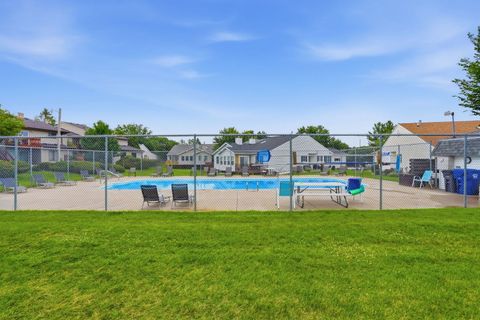 Tiny photo for 4165 Mallard Court #5, Bettendorf, IA 52722 (MLS # 12684961)