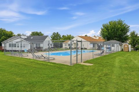Tiny photo for 4165 Mallard Court #5, Bettendorf, IA 52722 (MLS # 12684961)