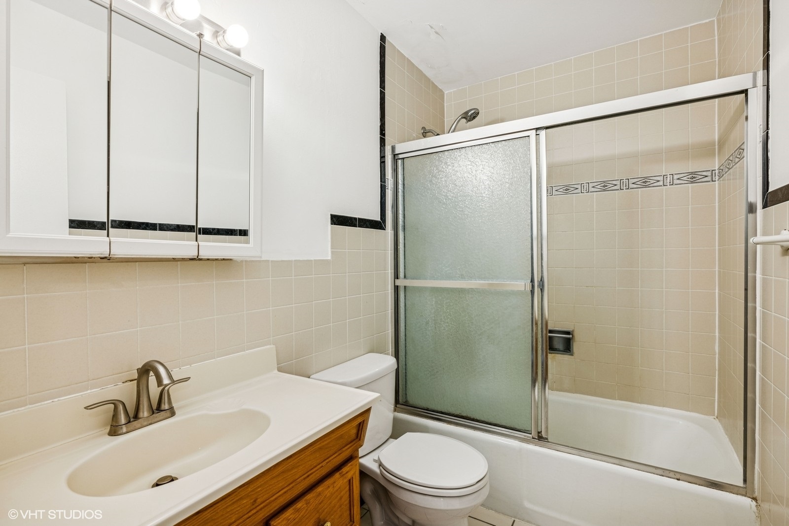 Chicago, Illinois 60660, United States, 2 Bedrooms Bedrooms, ,1 BathroomBathrooms,Residential,Contingent,193986