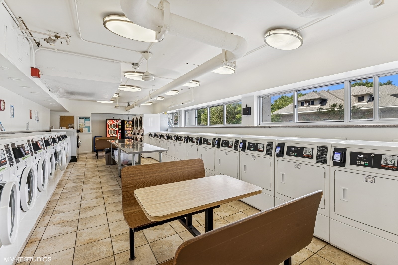 Chicago, Illinois 60660, United States, 2 Bedrooms Bedrooms, ,1 BathroomBathrooms,Residential,Contingent,193986