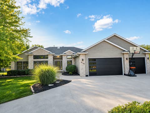 Photo of 6116 Lakeshore Circle, Davenport, IA 52807 (MLS # 12734544)