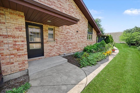 Tiny photo for 254 Wood Glen Lane, Oak Brook, IL 60523 (MLS # 12758543)