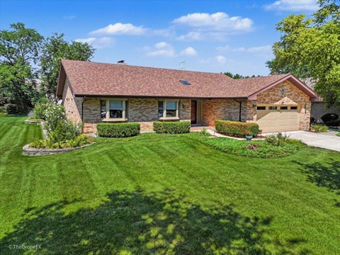 Tiny photo for 254 Wood Glen Lane, Oak Brook, IL 60523 (MLS # 12758543)