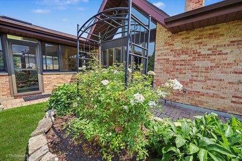 Tiny photo for 254 Wood Glen Lane, Oak Brook, IL 60523 (MLS # 12758543)