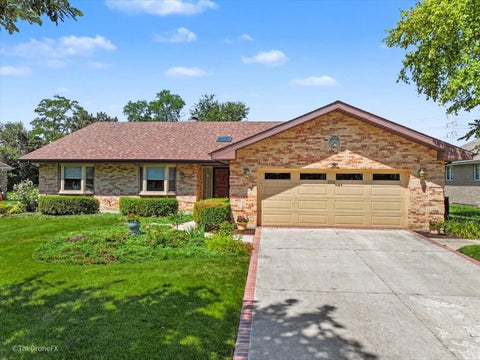 Photo of 254 Wood Glen Lane, Oak Brook, IL 60523 (MLS # 12758543)