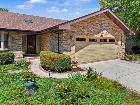 Tiny photo for 254 Wood Glen Lane, Oak Brook, IL 60523 (MLS # 12758543)