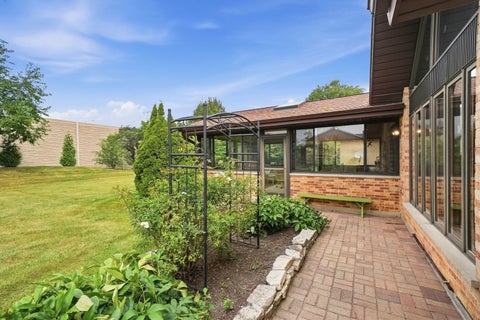 Tiny photo for 254 Wood Glen Lane, Oak Brook, IL 60523 (MLS # 12758543)