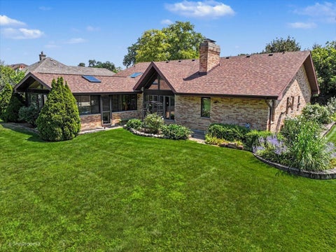 Tiny photo for 254 Wood Glen Lane, Oak Brook, IL 60523 (MLS # 12758543)