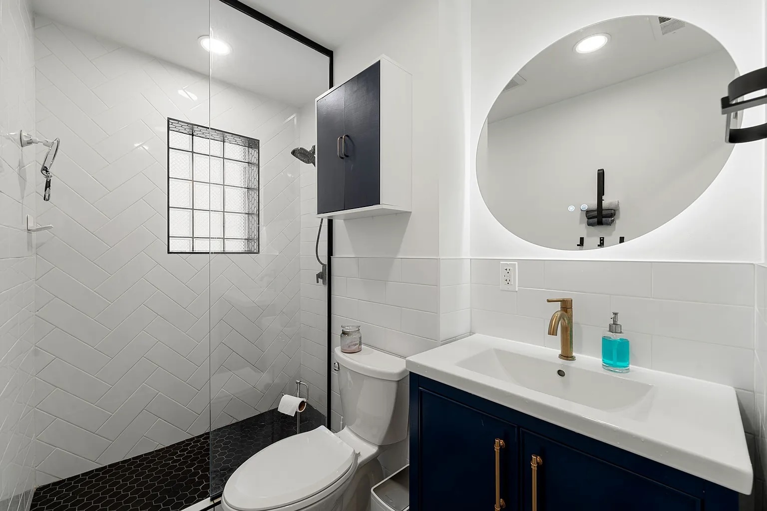 Chicago, Illinois 60622, United States, 11 Bedrooms Bedrooms, ,4 BathroomsBathrooms,Residential,Active,235009