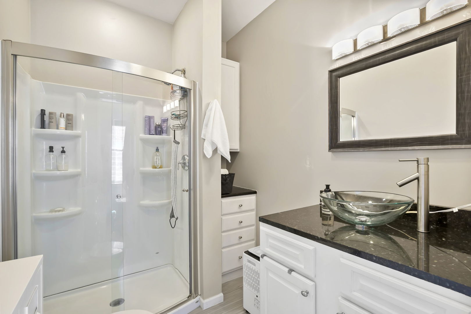 Chicago, Illinois 60622, United States, 11 Bedrooms Bedrooms, ,4 BathroomsBathrooms,Residential,Active,235009