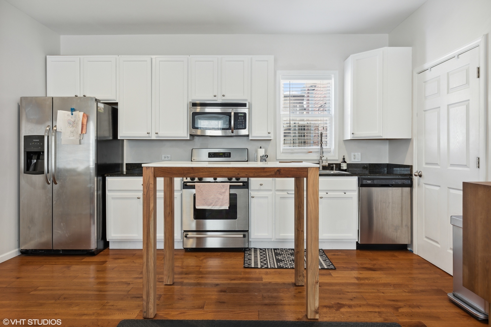 Chicago, Illinois 60622, United States, 11 Bedrooms Bedrooms, ,4 BathroomsBathrooms,Residential,Active,235009