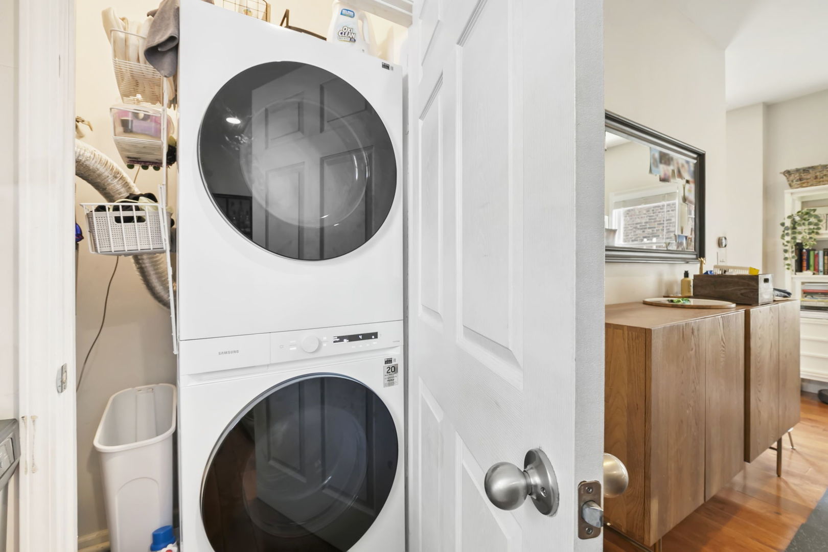 Chicago, Illinois 60622, United States, 11 Bedrooms Bedrooms, ,4 BathroomsBathrooms,Residential,Active,235009