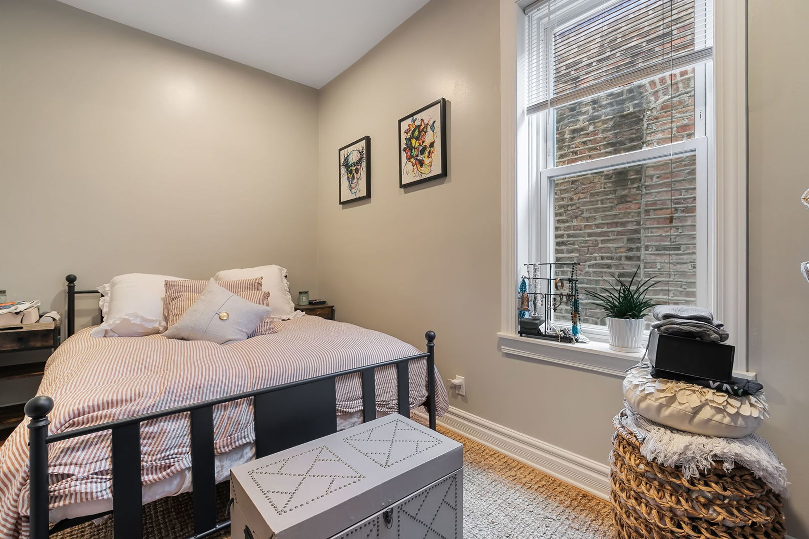 Chicago, Illinois 60622, United States, 11 Bedrooms Bedrooms, ,4 BathroomsBathrooms,Residential,Active,235009