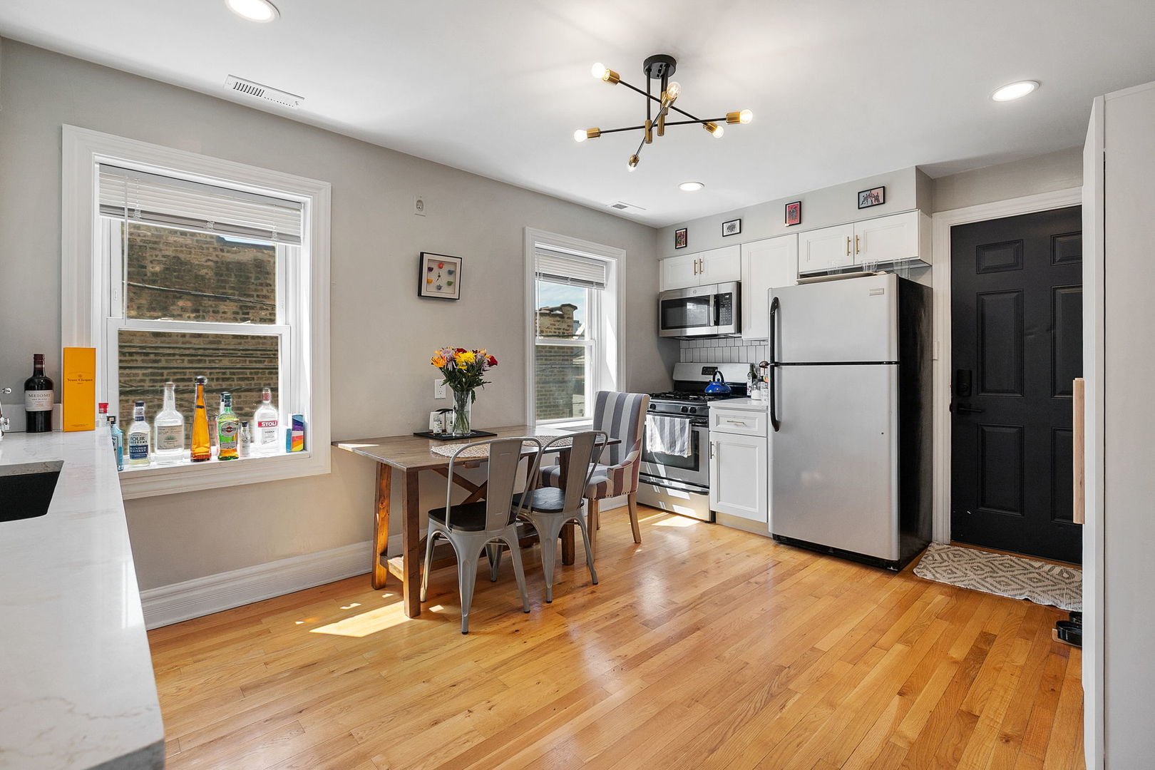 Chicago, Illinois 60622, United States, 11 Bedrooms Bedrooms, ,4 BathroomsBathrooms,Residential,Active,235009