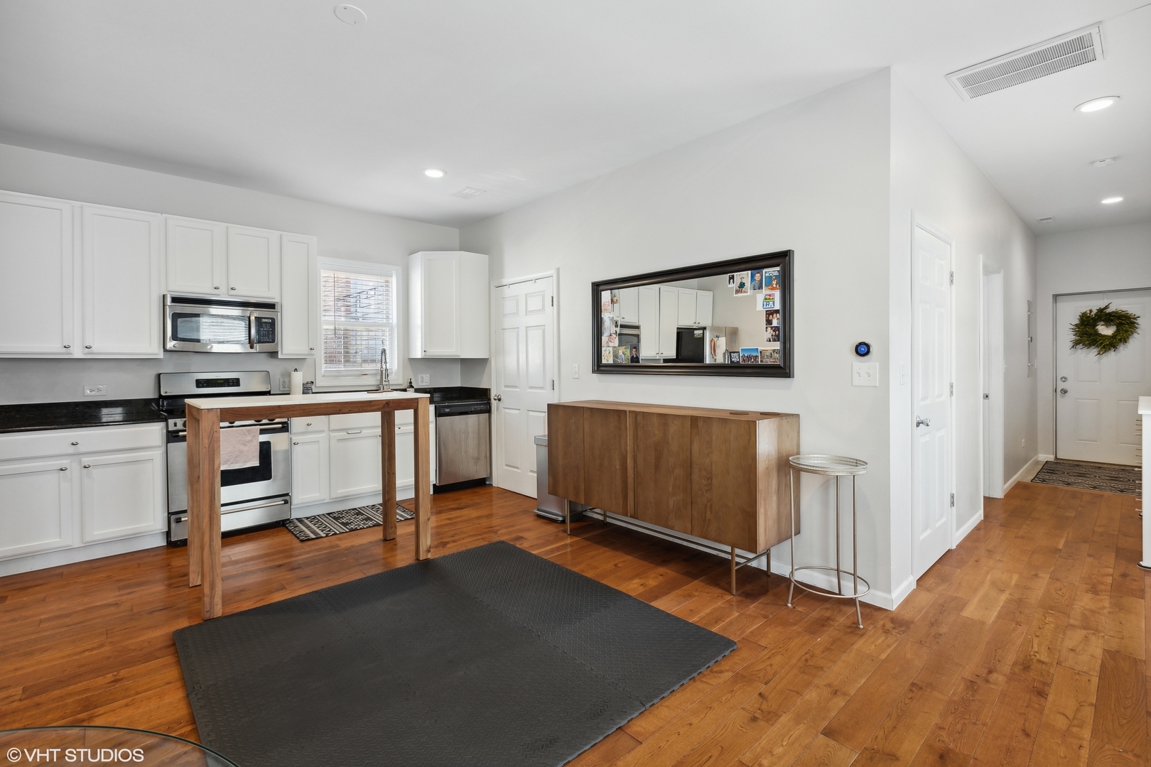 Chicago, Illinois 60622, United States, 11 Bedrooms Bedrooms, ,4 BathroomsBathrooms,Residential,Active,235009