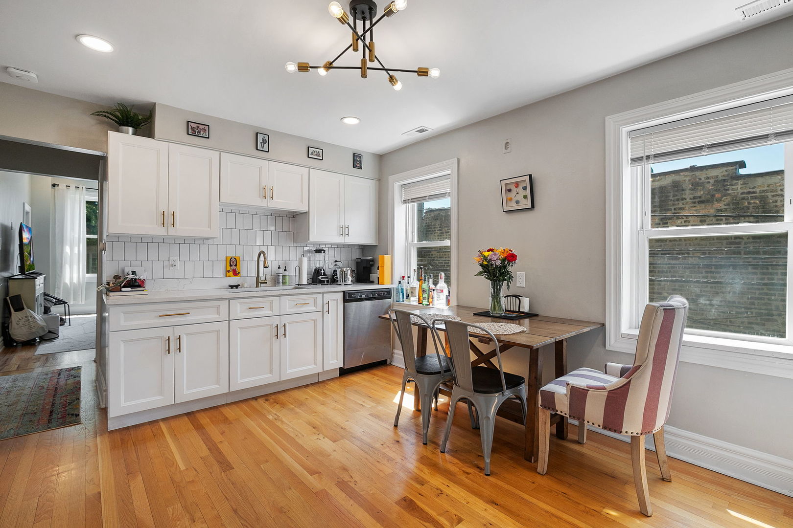 Chicago, Illinois 60622, United States, 11 Bedrooms Bedrooms, ,4 BathroomsBathrooms,Residential,Active,235009