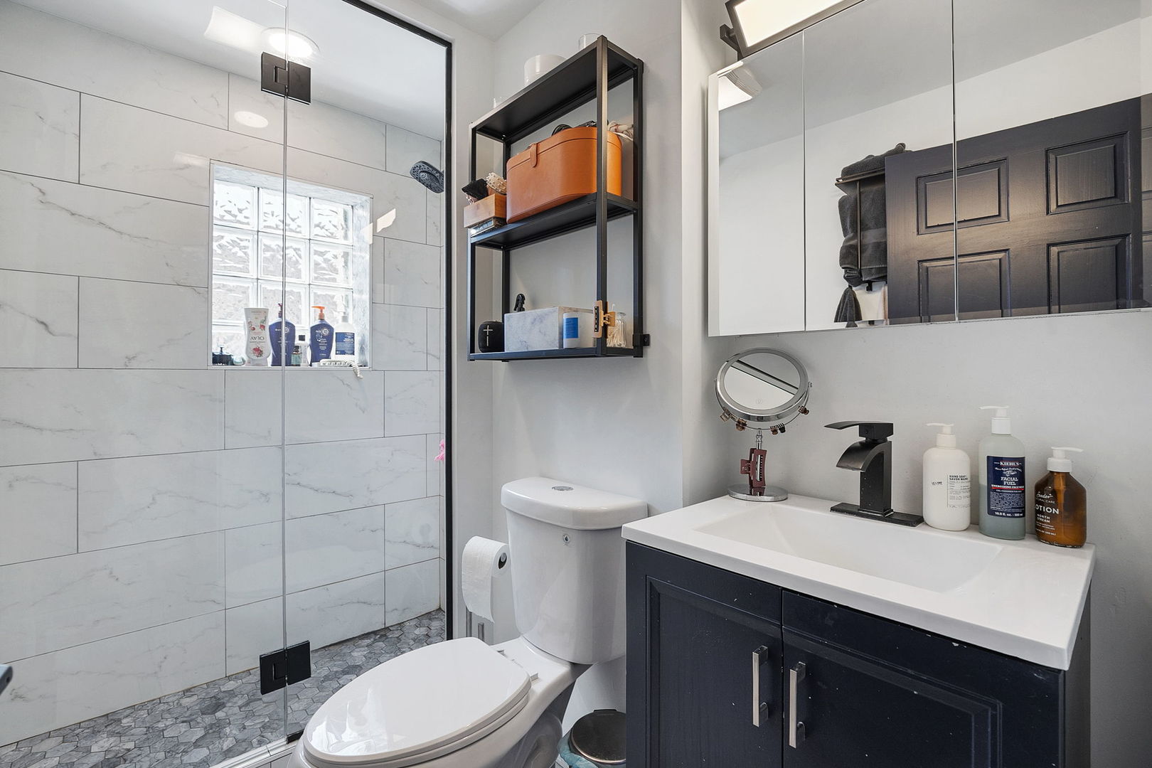 Chicago, Illinois 60622, United States, 11 Bedrooms Bedrooms, ,4 BathroomsBathrooms,Residential,Active,235009