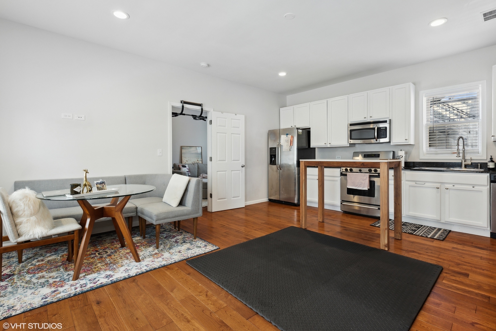 Chicago, Illinois 60622, United States, 11 Bedrooms Bedrooms, ,4 BathroomsBathrooms,Residential,Active,235009