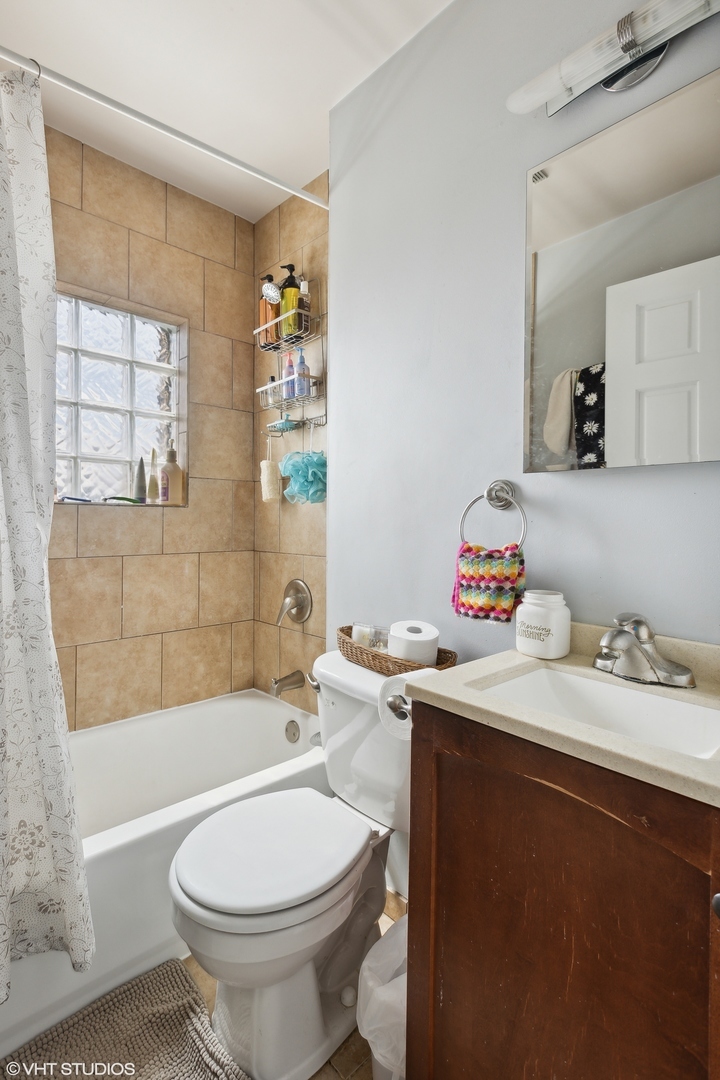 Chicago, Illinois 60622, United States, 11 Bedrooms Bedrooms, ,4 BathroomsBathrooms,Residential,Active,235009