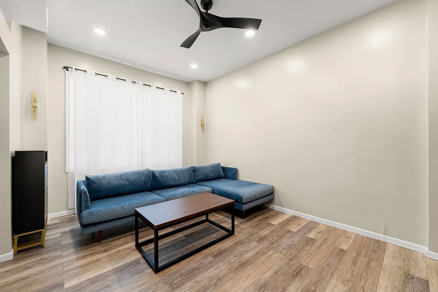 Chicago, Illinois 60622, United States, 11 Bedrooms Bedrooms, ,4 BathroomsBathrooms,Residential,Active,235009