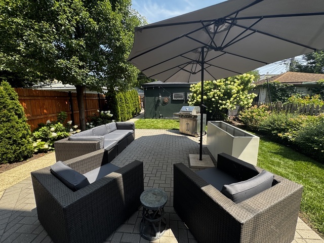 Chicago, Illinois 60647, United States, 3 Bedrooms Bedrooms, ,1 BathroomBathrooms,Residential,Active,237929