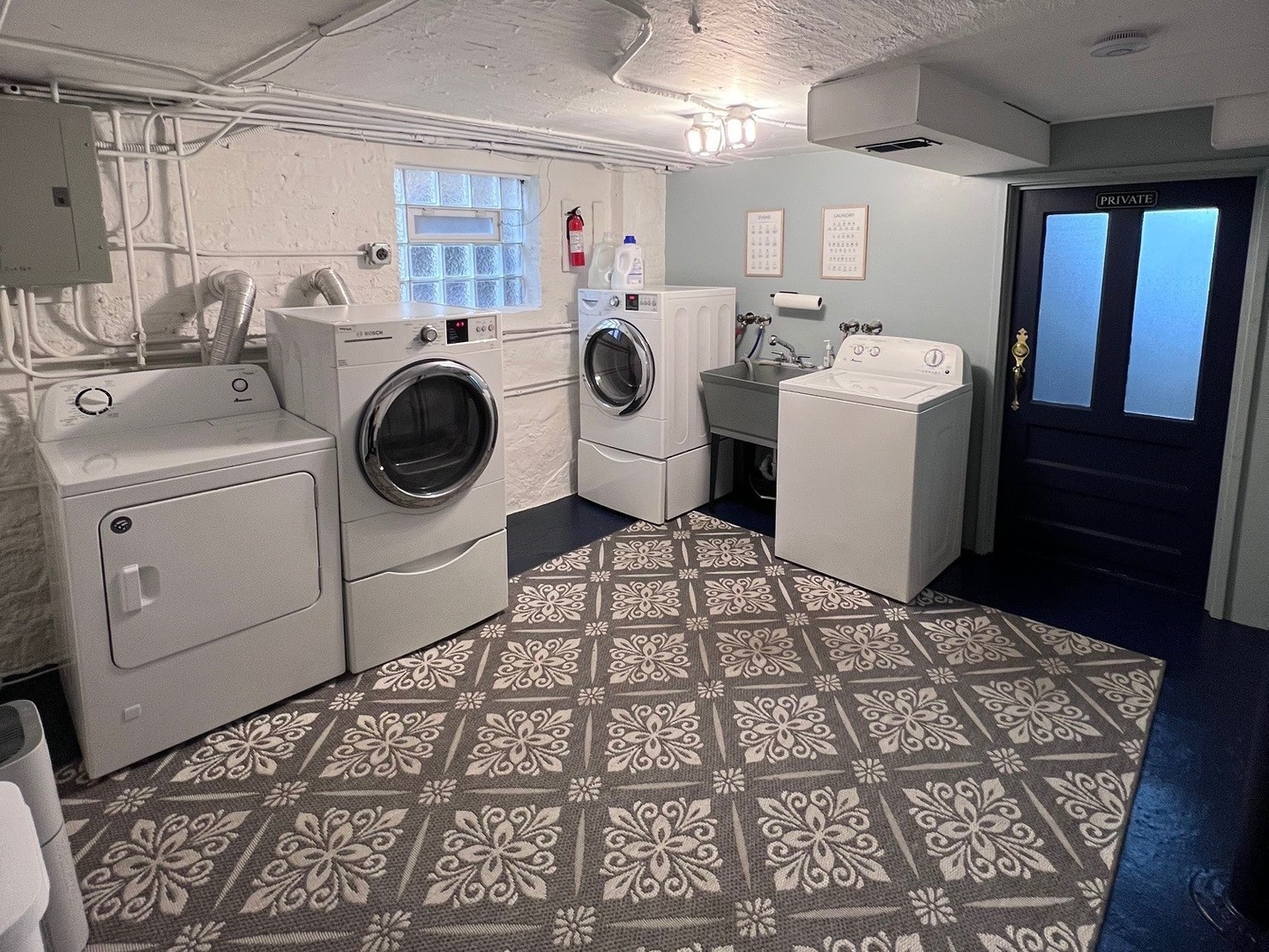 Chicago, Illinois 60647, United States, 3 Bedrooms Bedrooms, ,1 BathroomBathrooms,Residential,Active,237929