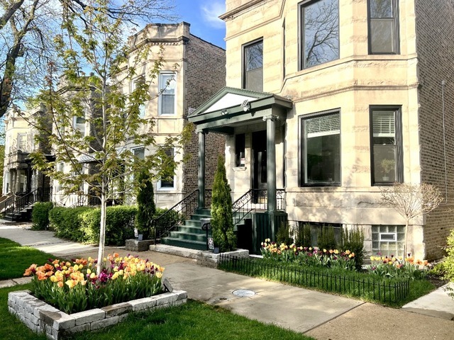 Chicago, Illinois 60647, United States, 3 Bedrooms Bedrooms, ,1 BathroomBathrooms,Residential,Active,237929
